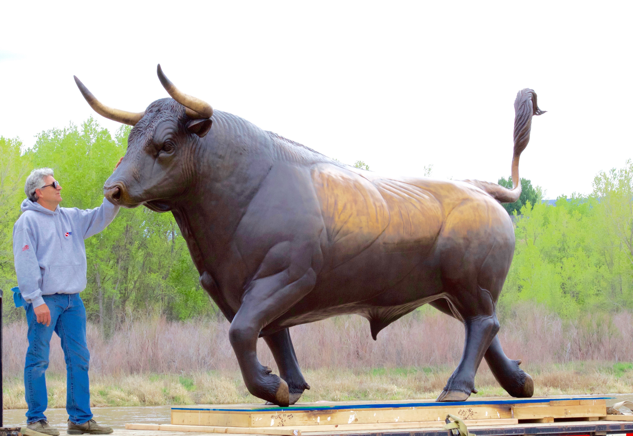 spanish-fighting-bull-bronze-monument-scott-shaffer-bronze